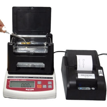High-precision precious metal densimeter connected to a thermal printer outputting a purity test receipt.