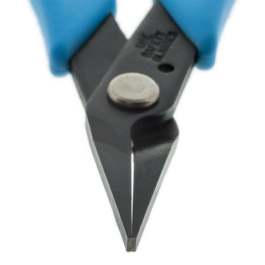 Macro view of Xuron 485 flat jaws closed, showing the perfectly smooth surface.